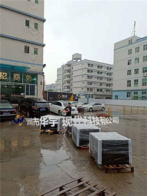 我司為深圳某公司提供高端戶外投影機恒溫恒濕控製櫃(圖1)
